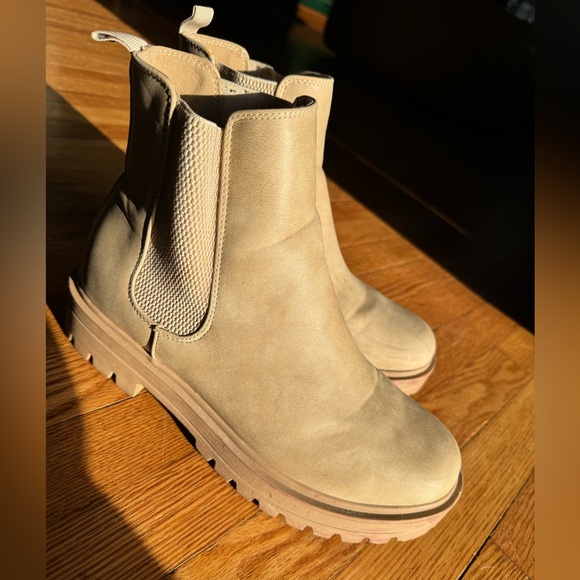 Soda Shoes - Soda chunky Chelsea boots in great condition!!